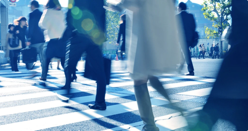 人通りの多い都心部の様子